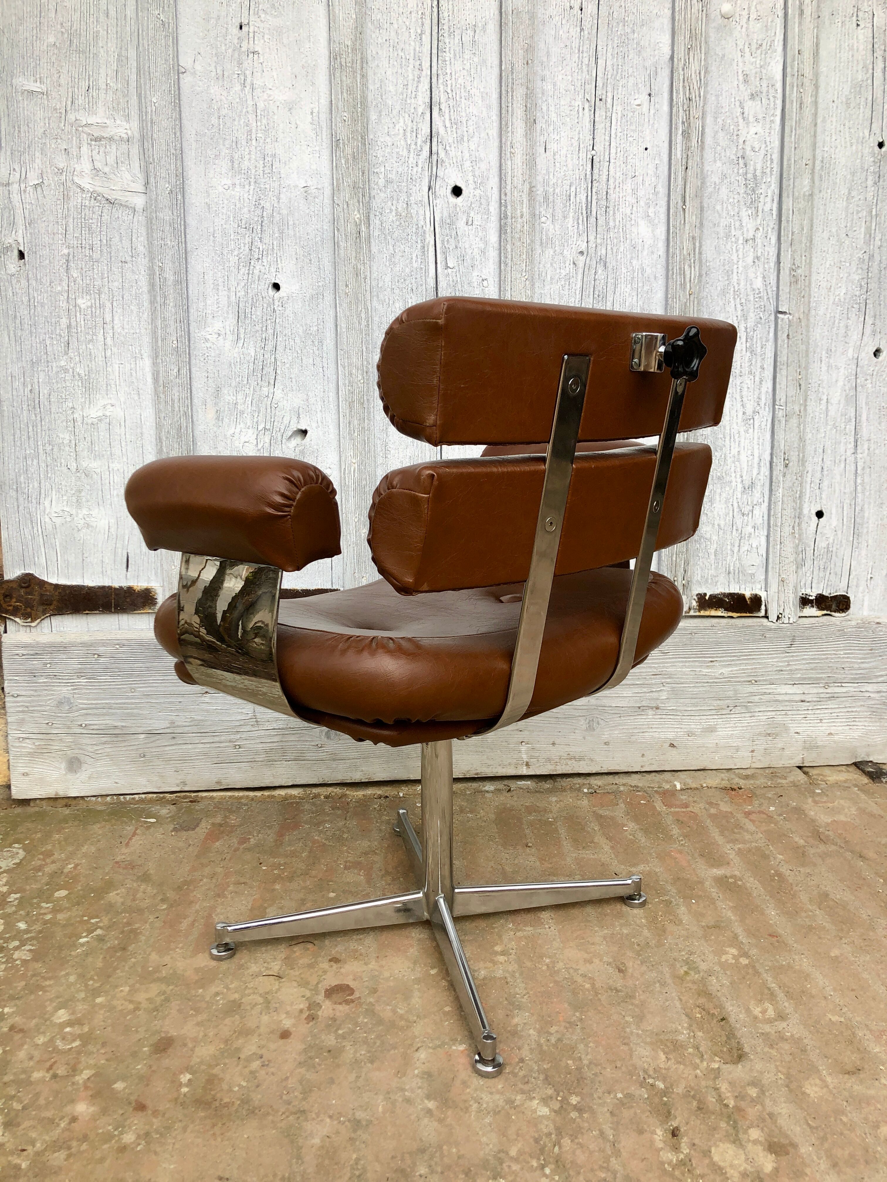 Fauteuil de coiffeur en chrome et skaï marron
