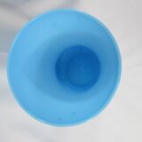 Vase en opaline bleue