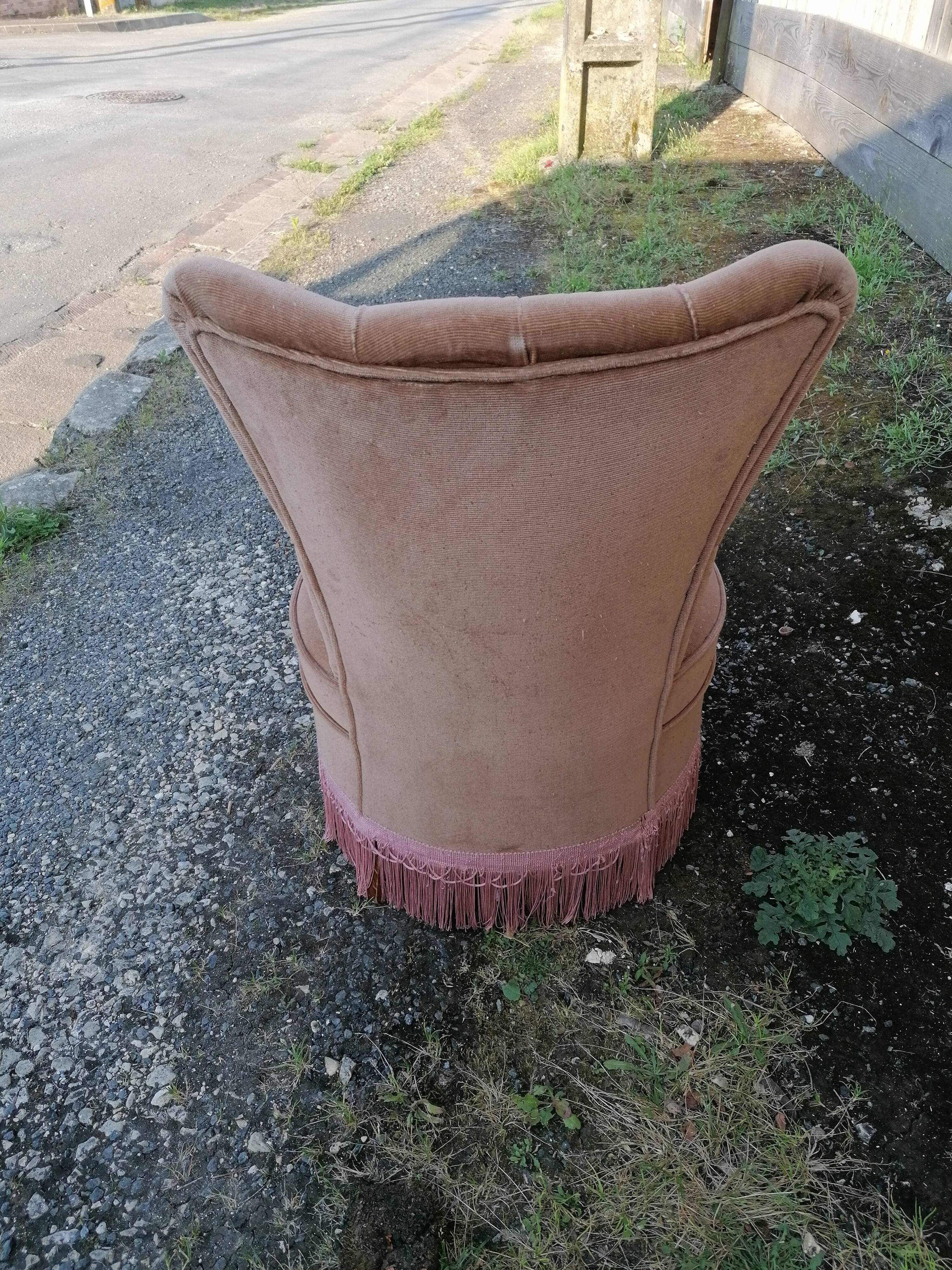 Fringed toad chair