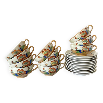Tasses en porcelaine fine nacrée et fleurie , Japon