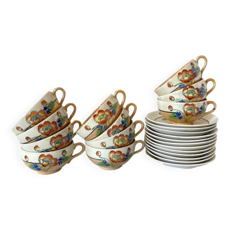 Tasses en porcelaine fine nacrée et fleurie , Japon