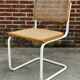 Chaise Cesca modèle b32 en blanc et bois par Marcel Breuer