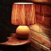 Petite lampe boule en bois blond, abat jour en raphia, années 90