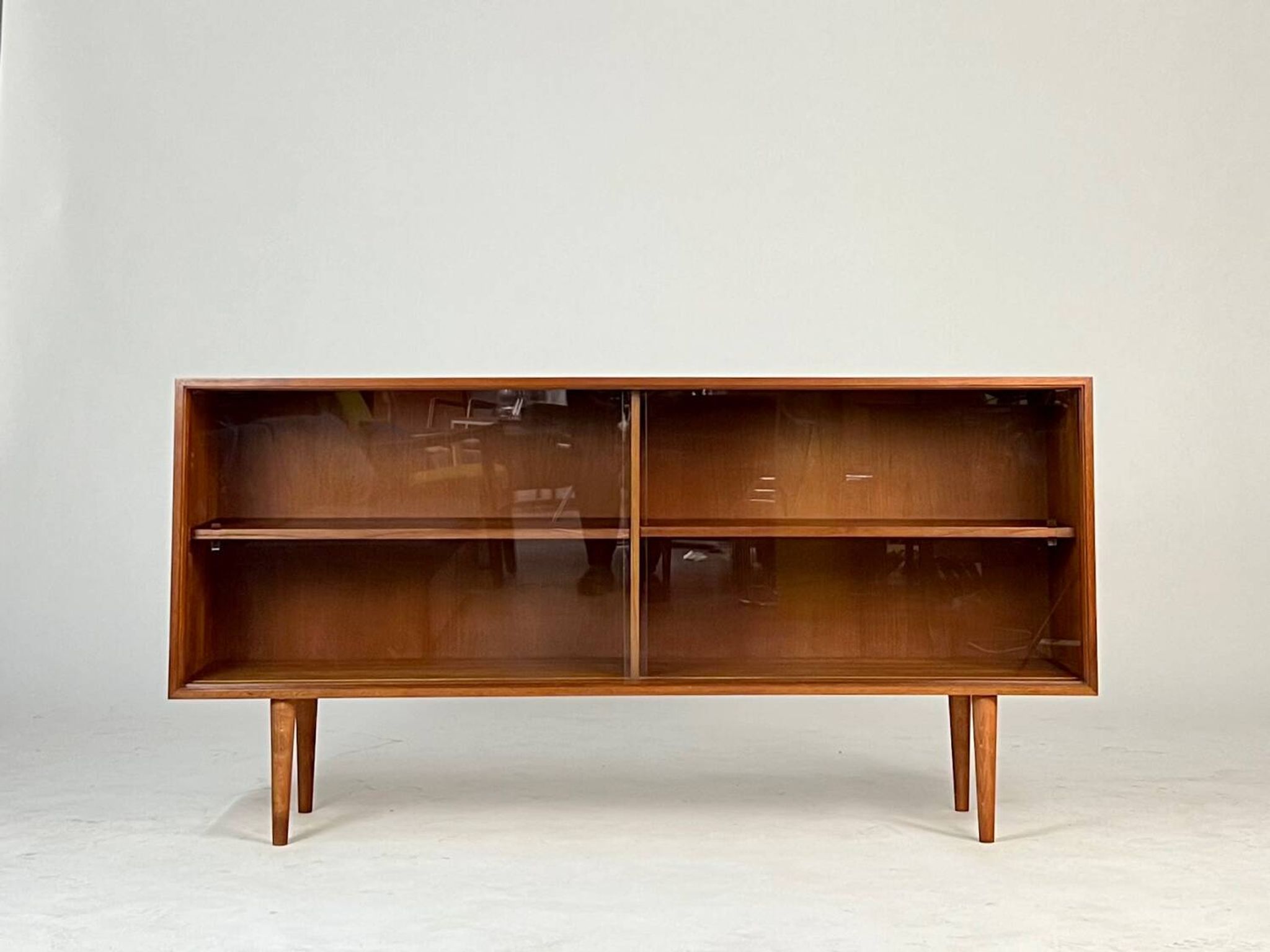 Vitrine vintage en teck, buffet, étagère des années 60, style mid-century.