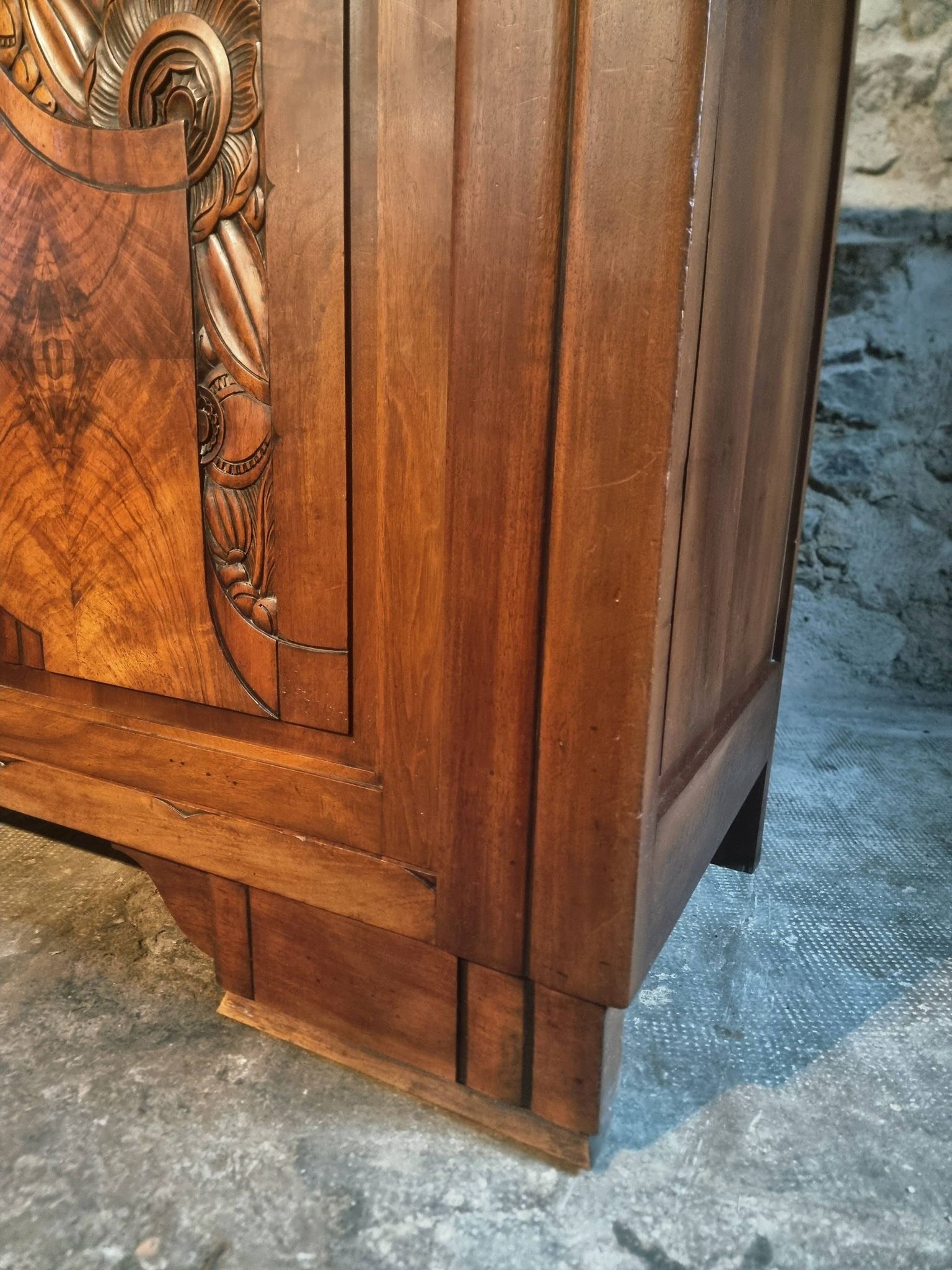 Buffet art déco français en noyer avec plateau en marbre (années 1930)
