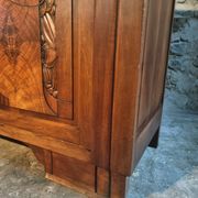 Buffet art déco français en noyer avec plateau en marbre (années 1930)