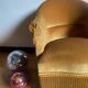 Fauteuil crapaud vintage jaune doré