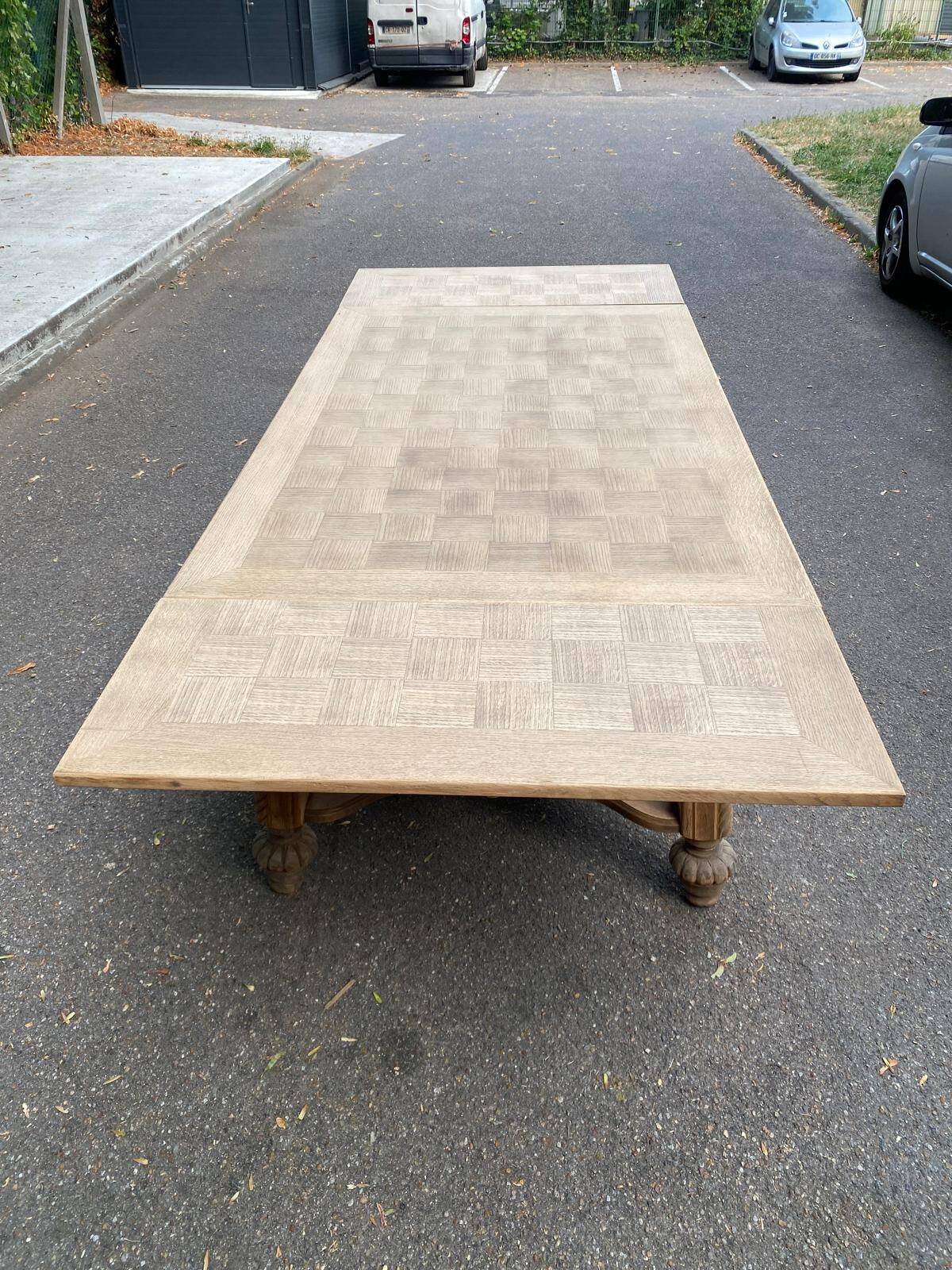 Table à manger extensible Louis XIII décapée en chêne années 50
