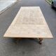Table à manger extensible Louis XIII décapée en chêne années 50