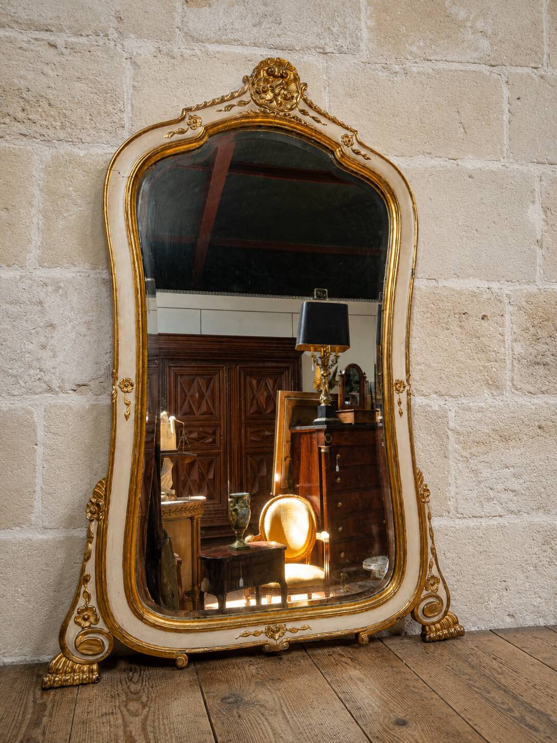 Grand miroir de cheminée – Bois laqué crème et doré – Style Louis XV