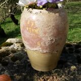 Vase pansu en grès à la surface éruptive