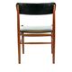 Deux chaises de salle à manger en teck et rembourrées de cuir noir de design danois, années 1960