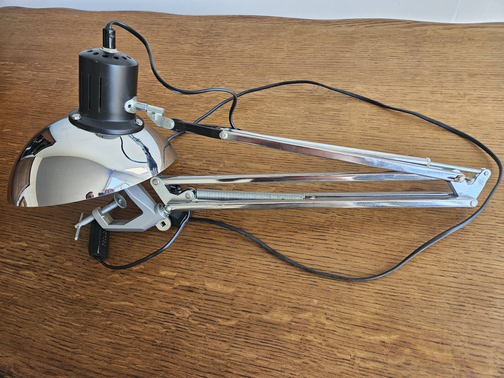 Articulated desk lamp