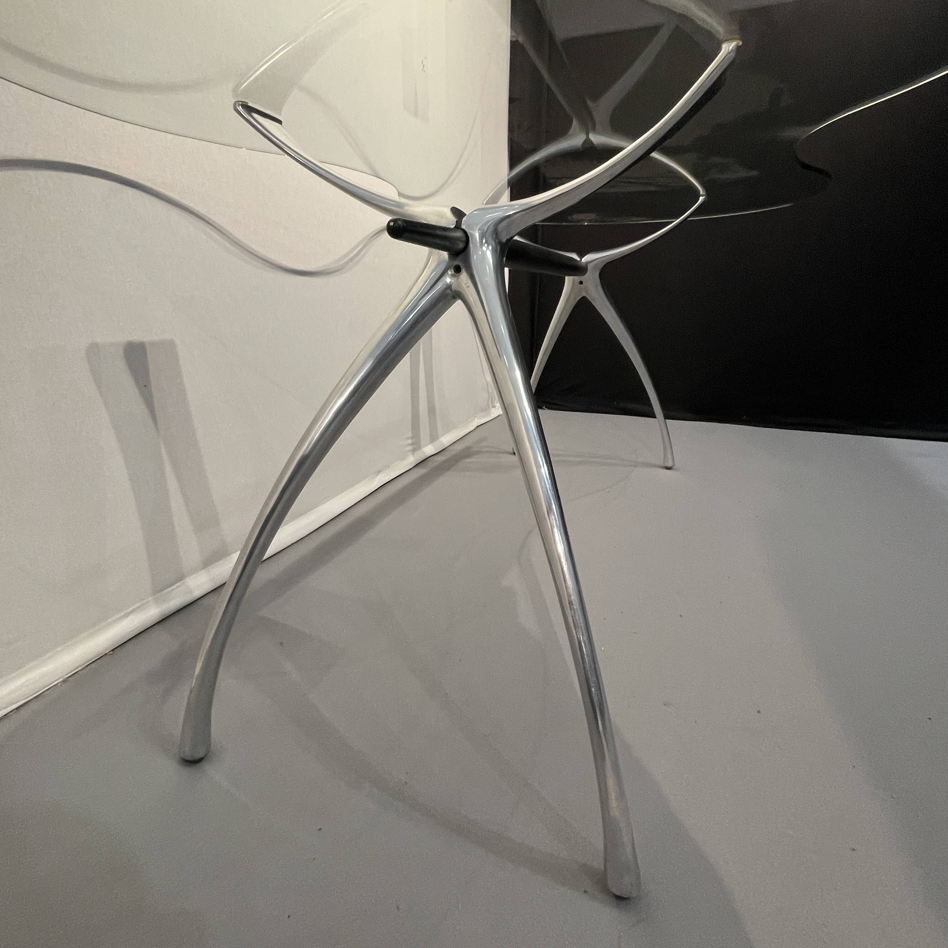 Table, bureau en aluminium brossé et verre formant "rognon" par Bernard Dequet