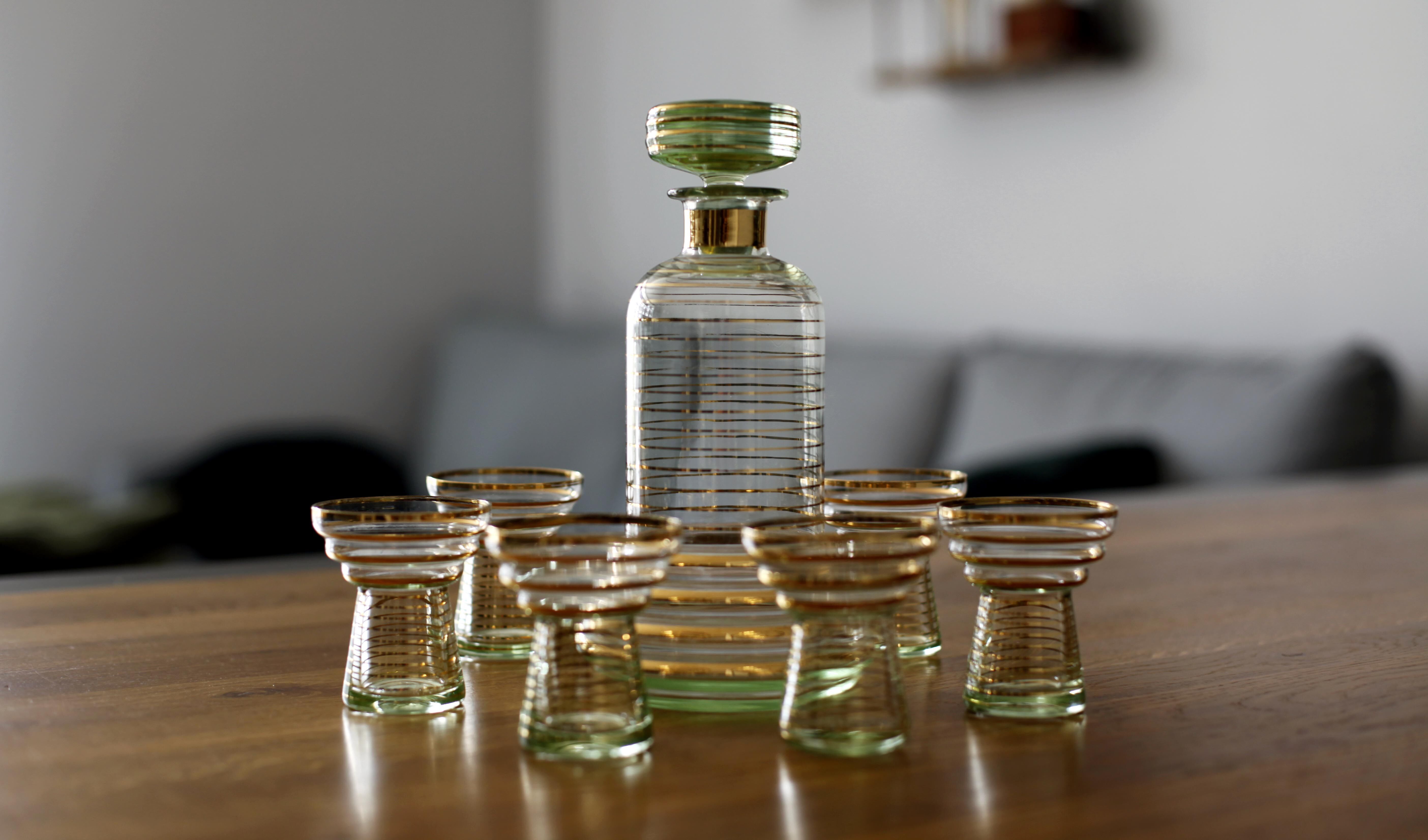 Carafe and its 6 gatsby style glasses