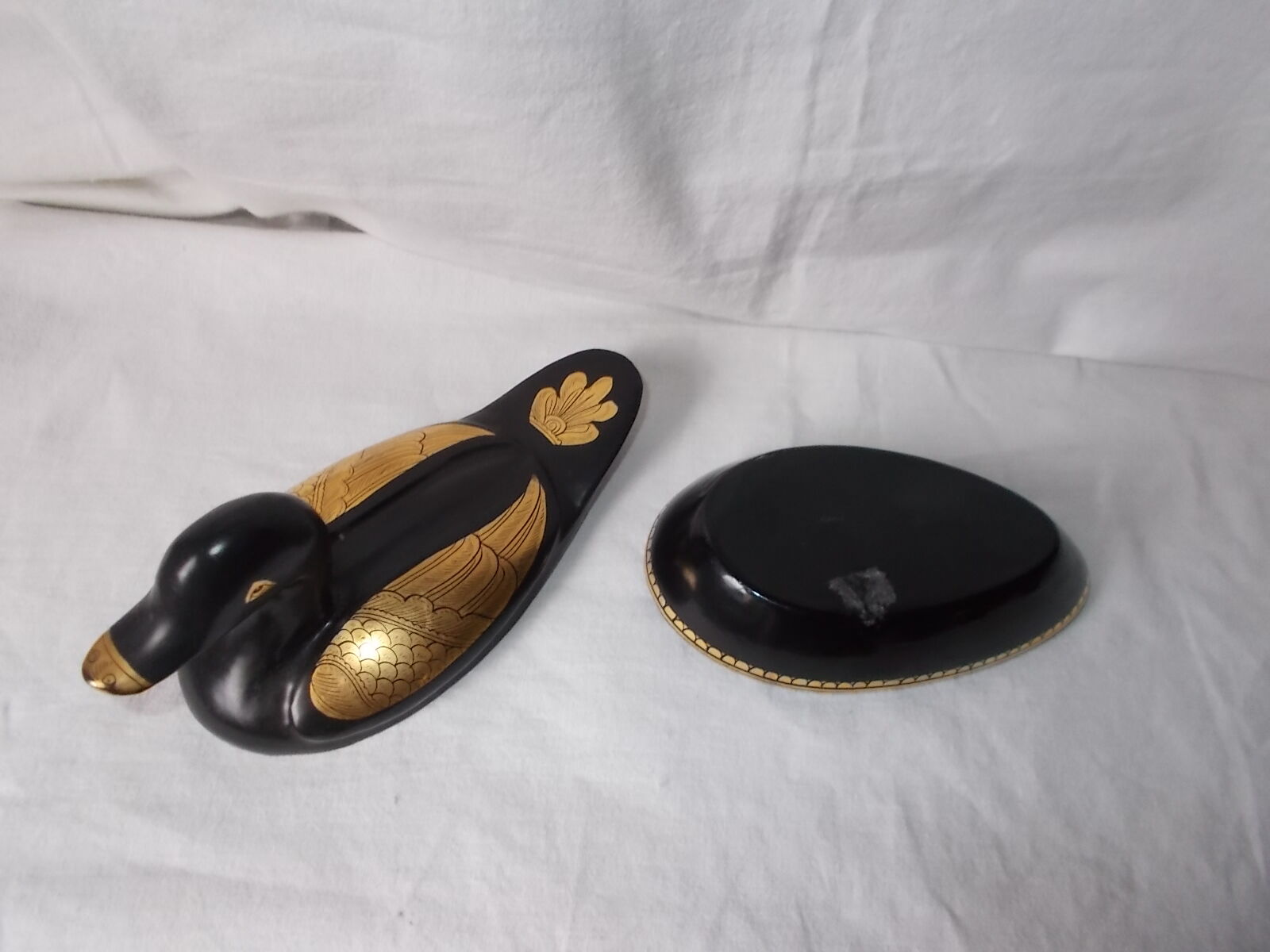 Duck box in black and golden lacquered wood