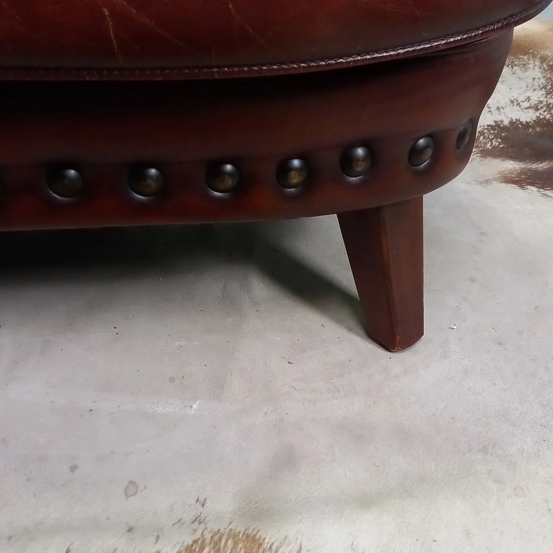 Particularly sturdy library armchair with studs - armchair