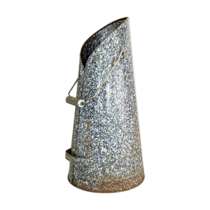 Ancien seau à charbon en tôle