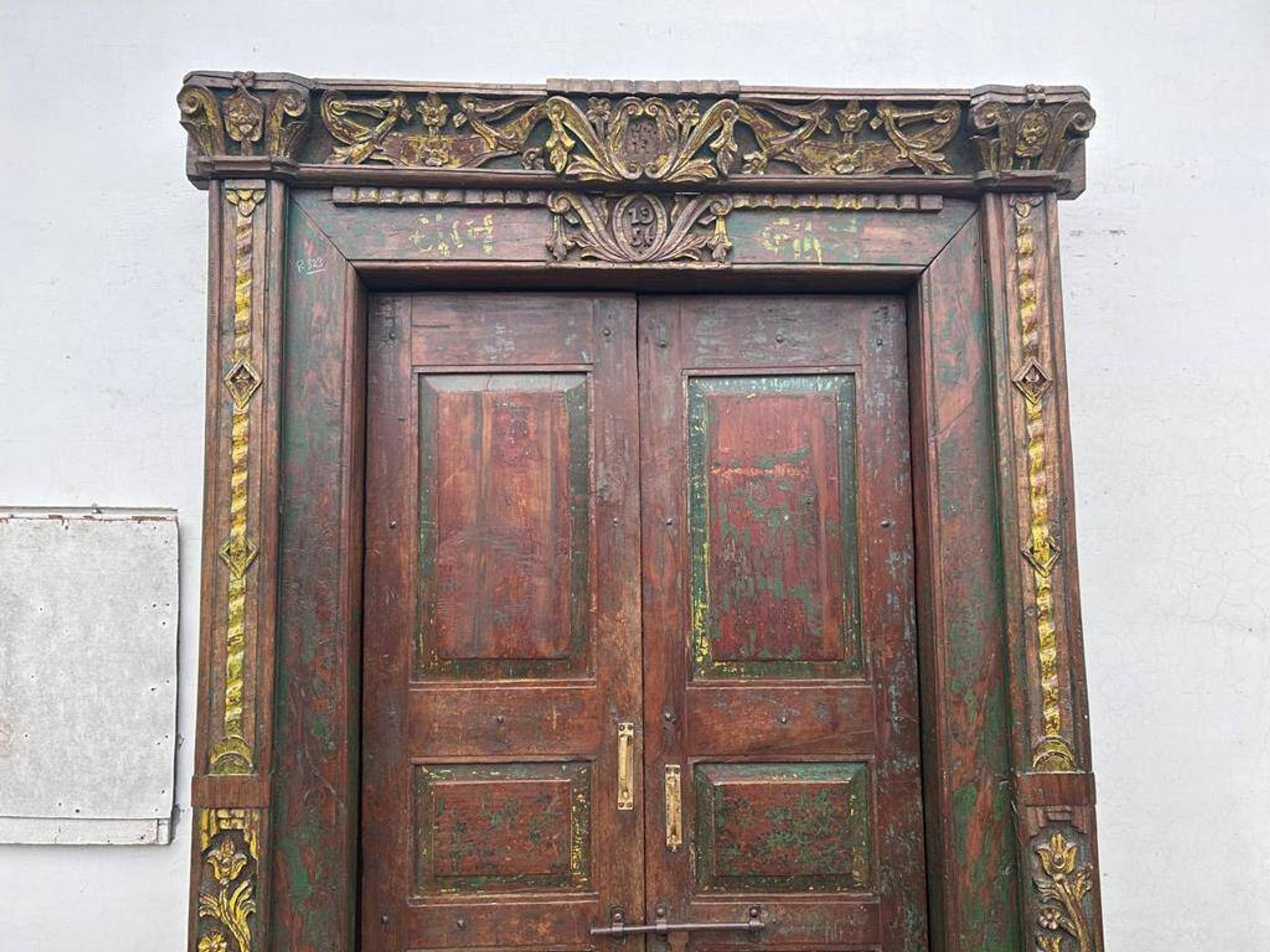 Porte indienne ancienne en teck pièce et patine d'origine