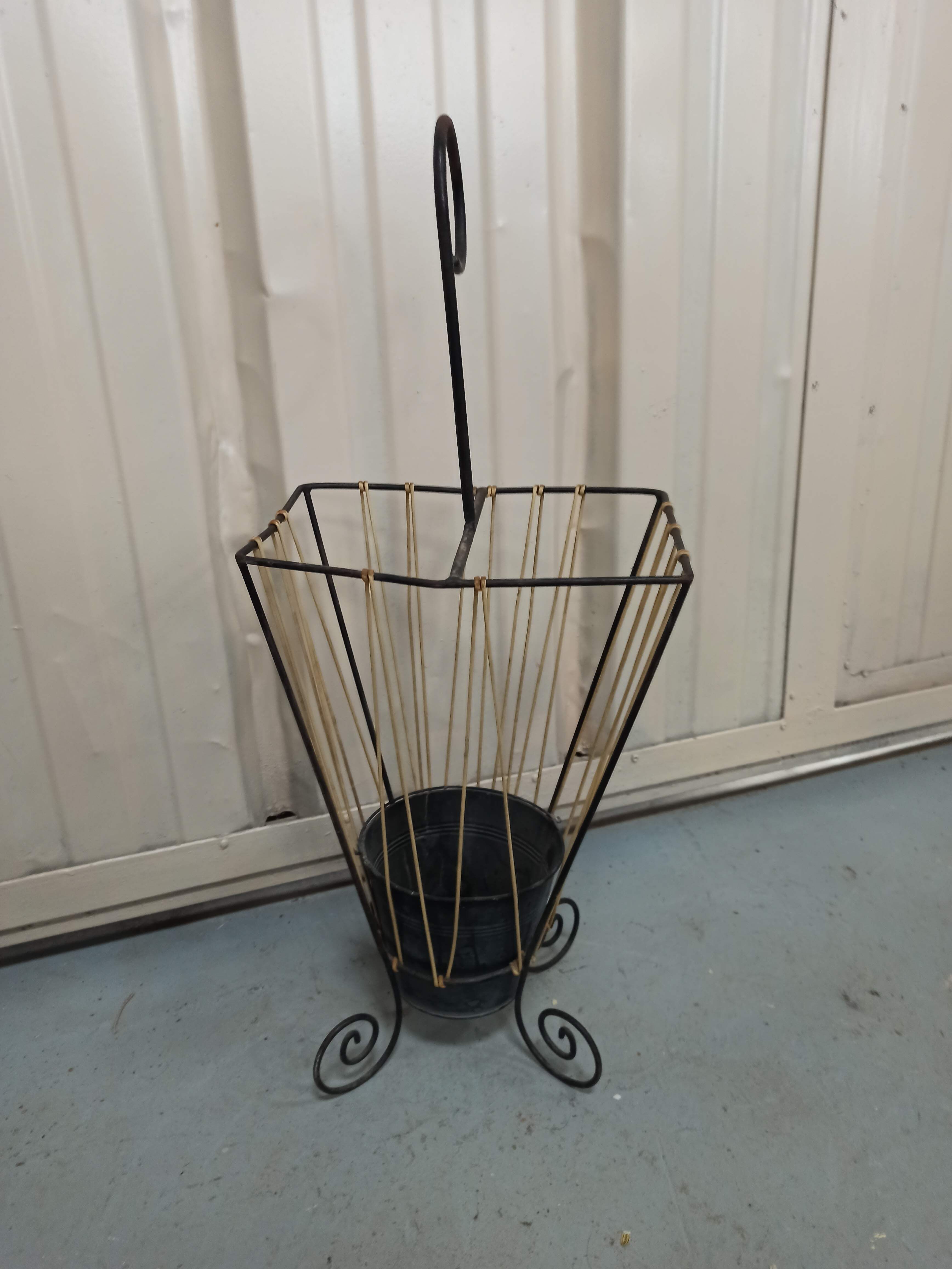Iron umbrella rack and scoubidou