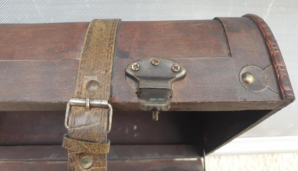 Decorative poplar suitcase with 2 clasps