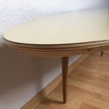 Table basse ovale stratifiée piètement en chêne réalisée par un mesuisier