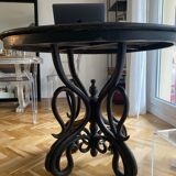 Pedestal table