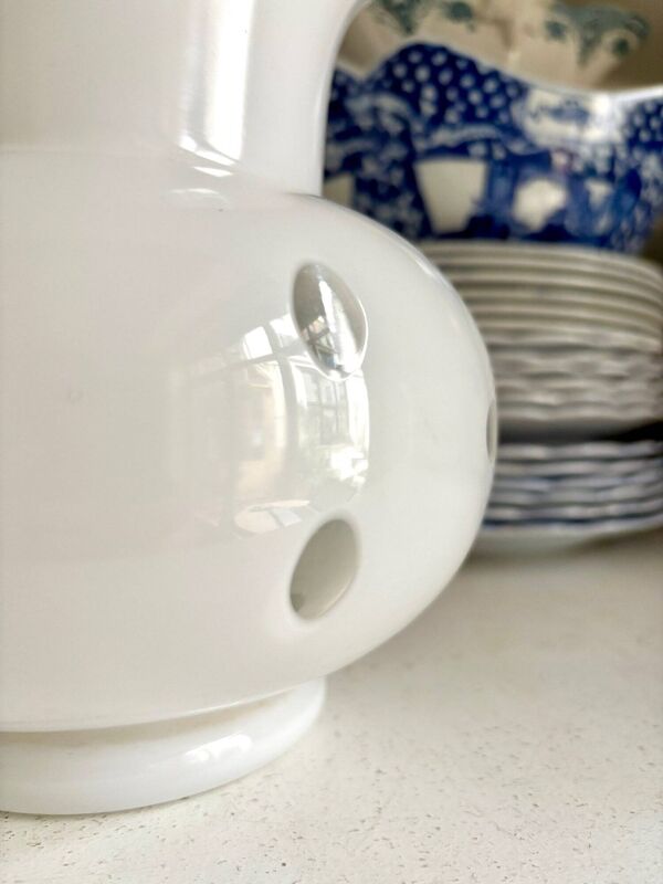 Vase balustre overlay en opaline blanche