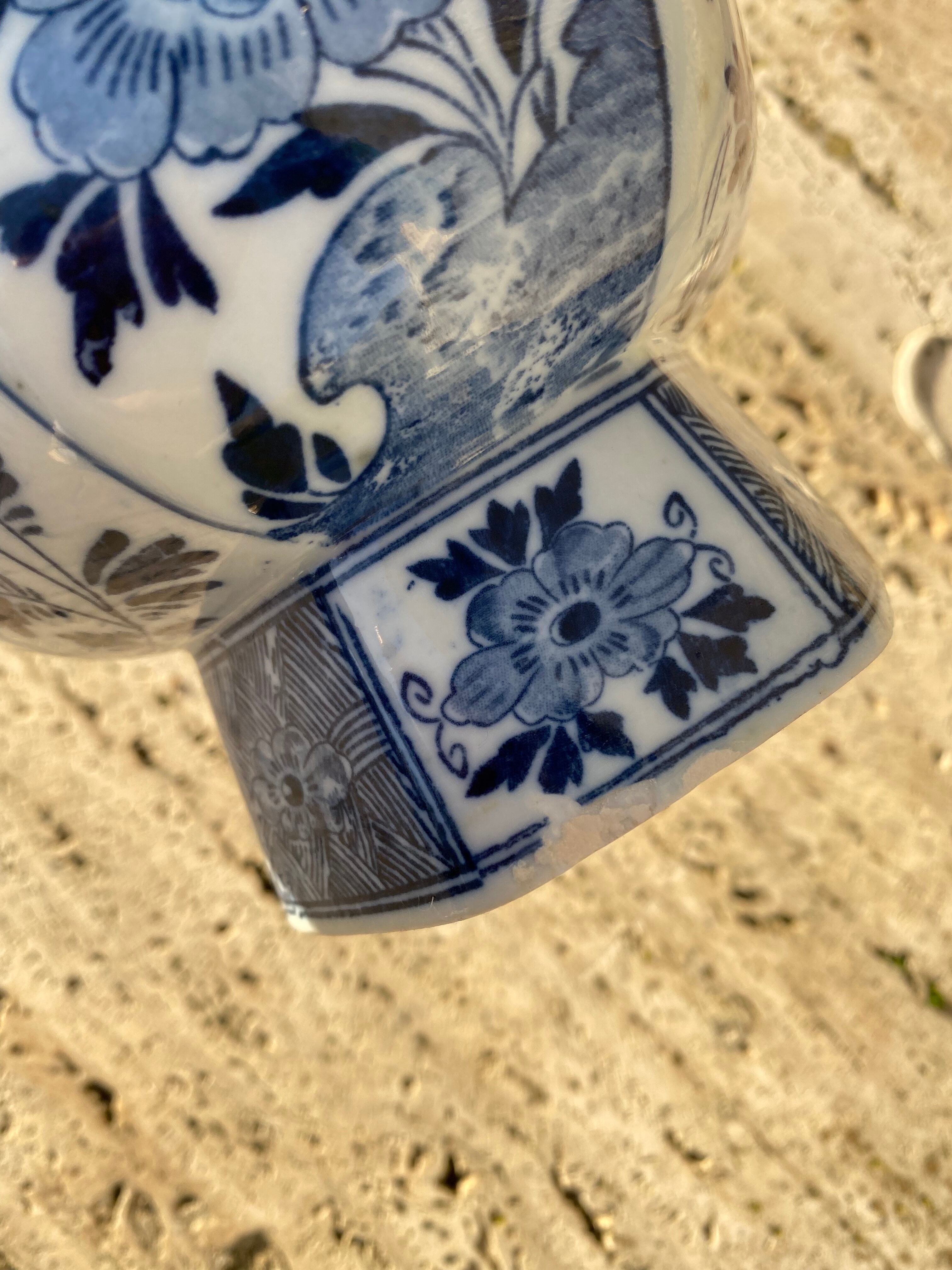 Vintage vase delfte