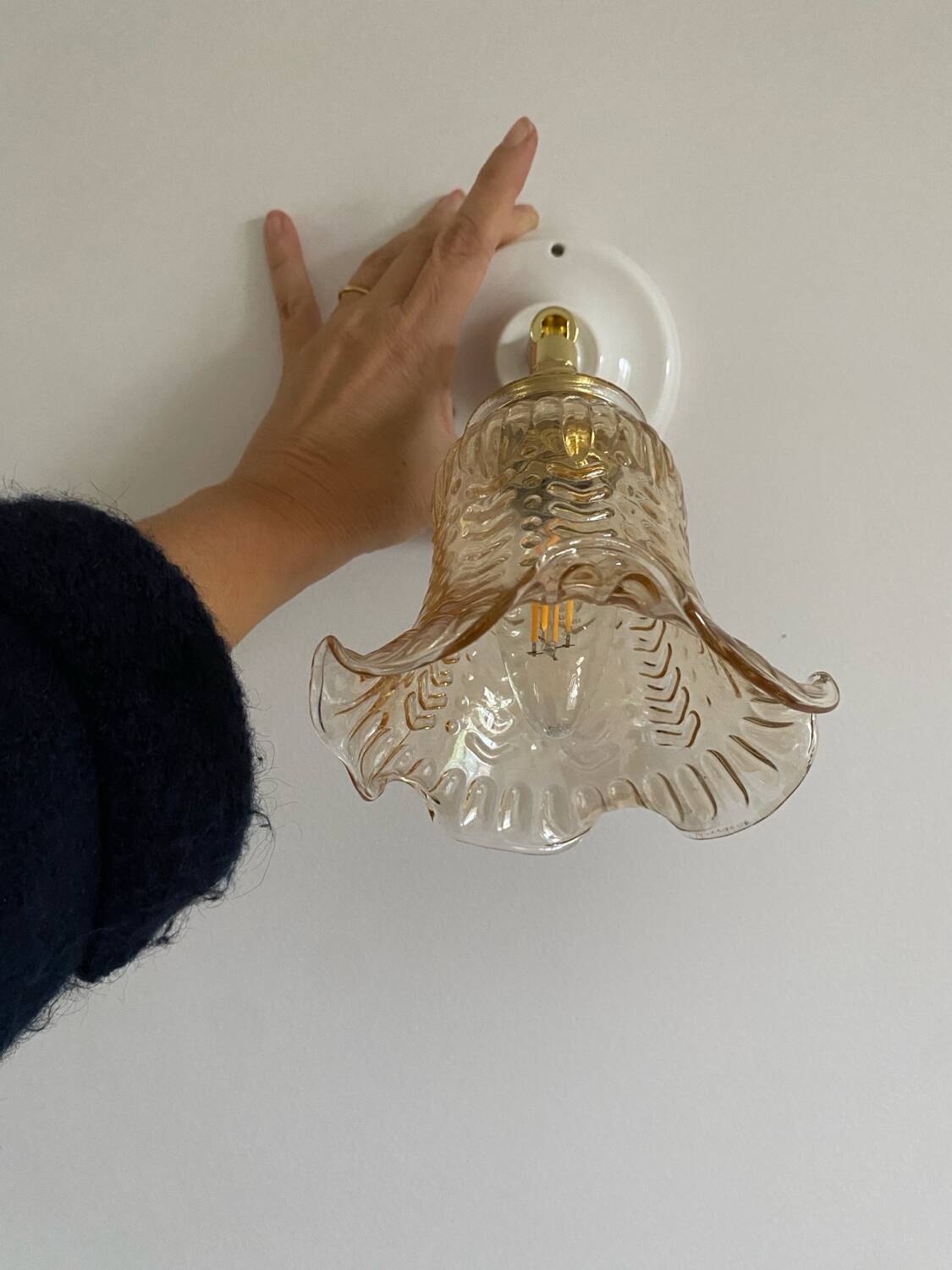 Wall light with vintage tulip