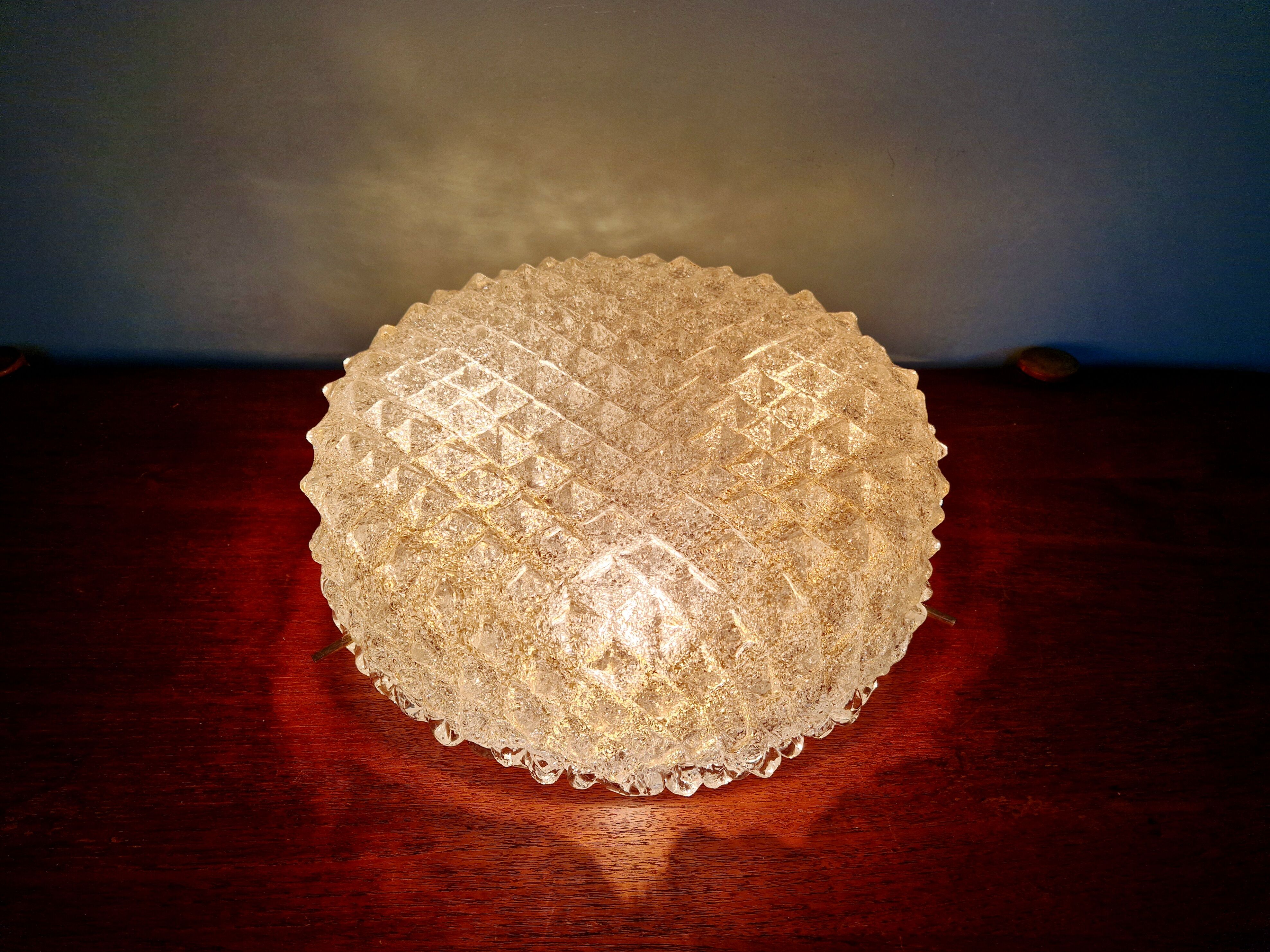 Grand plafonnier en laiton et verre givré, Hillebrand Lightning, 1970