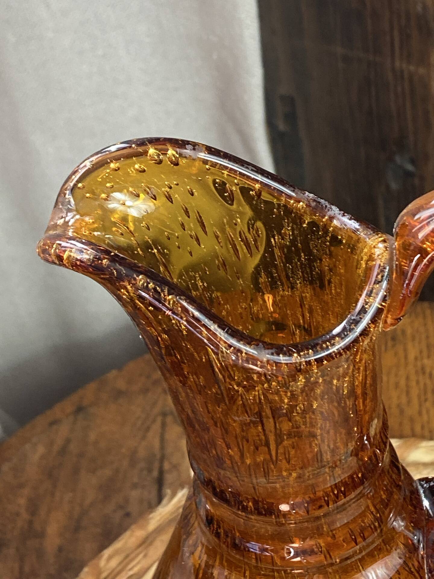 Grand pichet en verre bullé ambré 