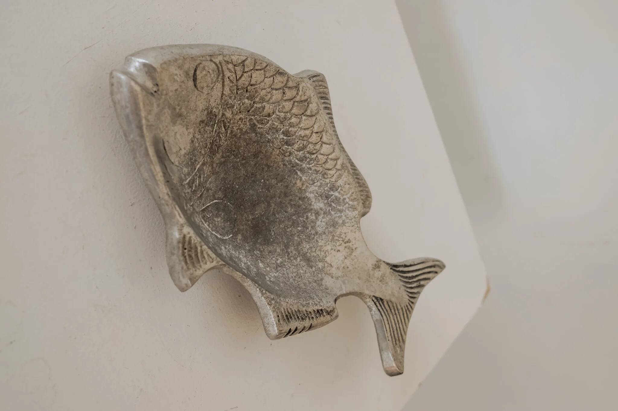 Vide-poches en métal argenté en forme de poisson