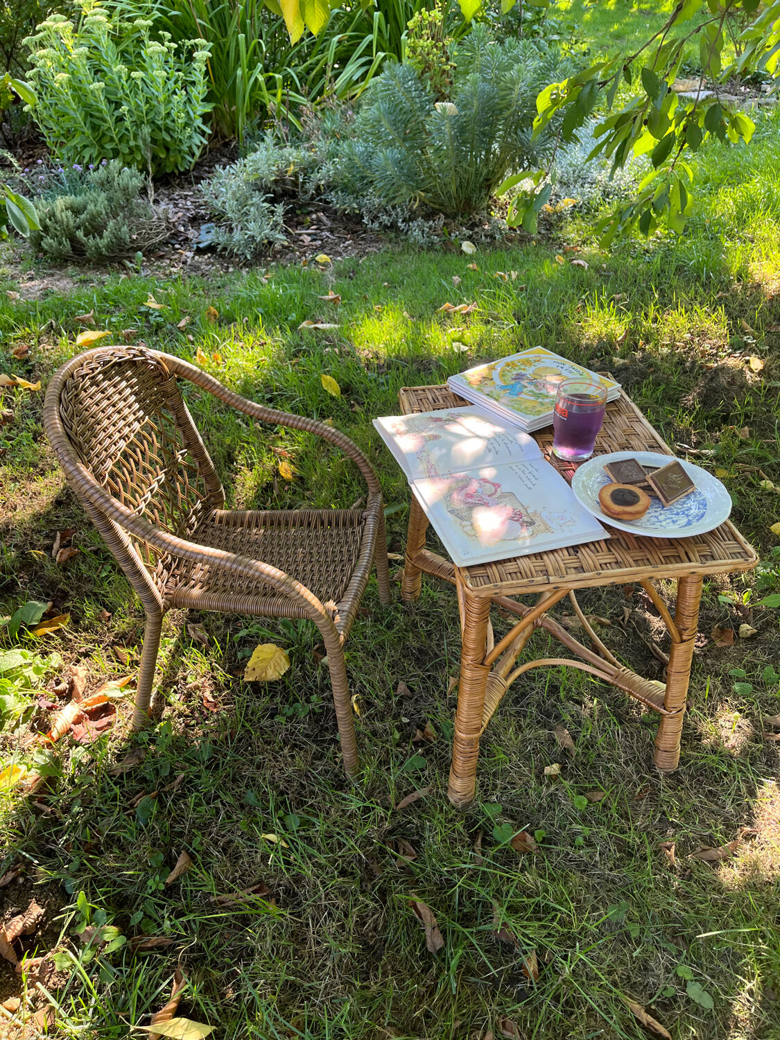 Small children's chair in beige scoubidou.