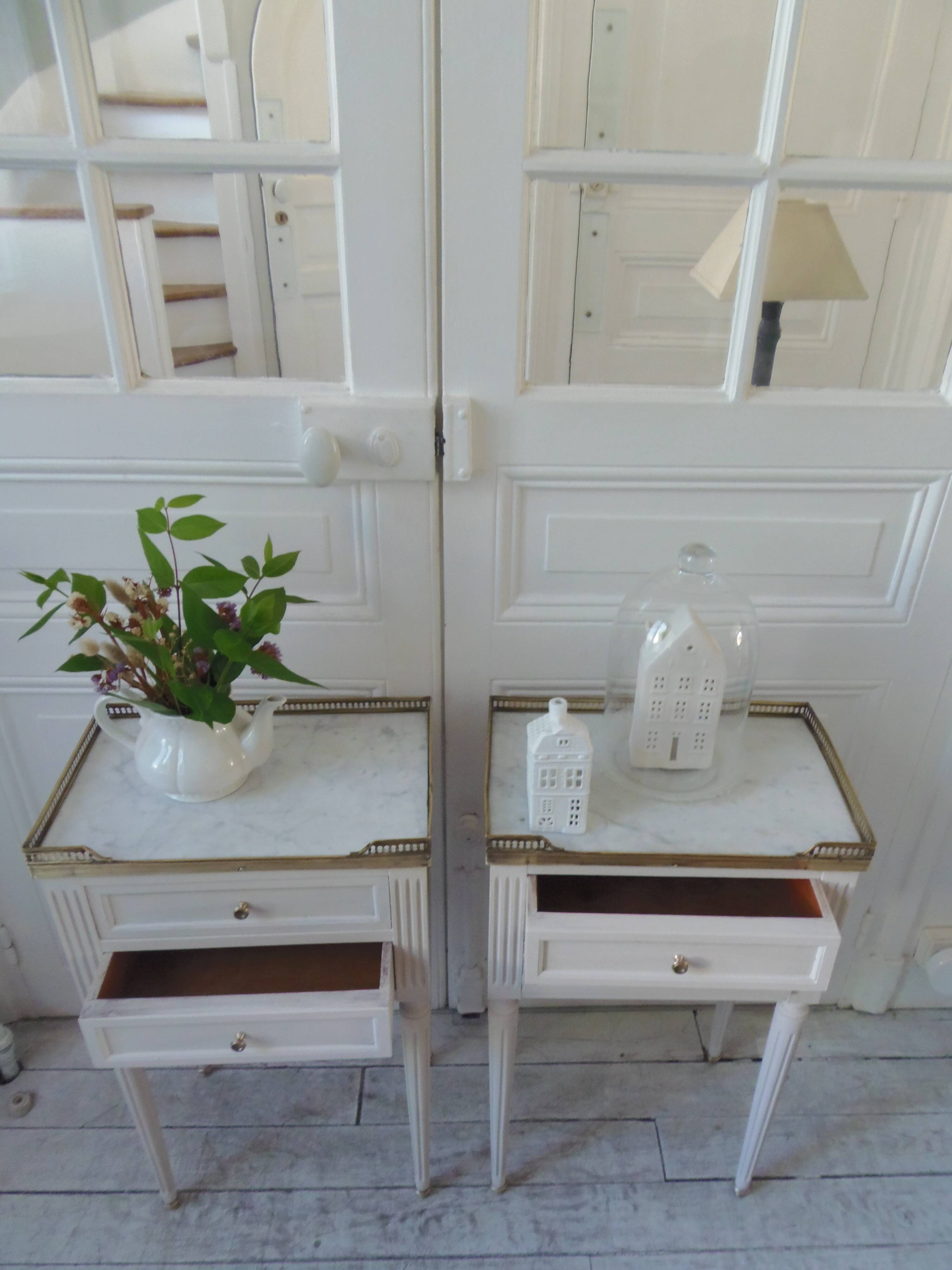 Pair of beautifully crafted bedside tables, end tables, pearl gray.