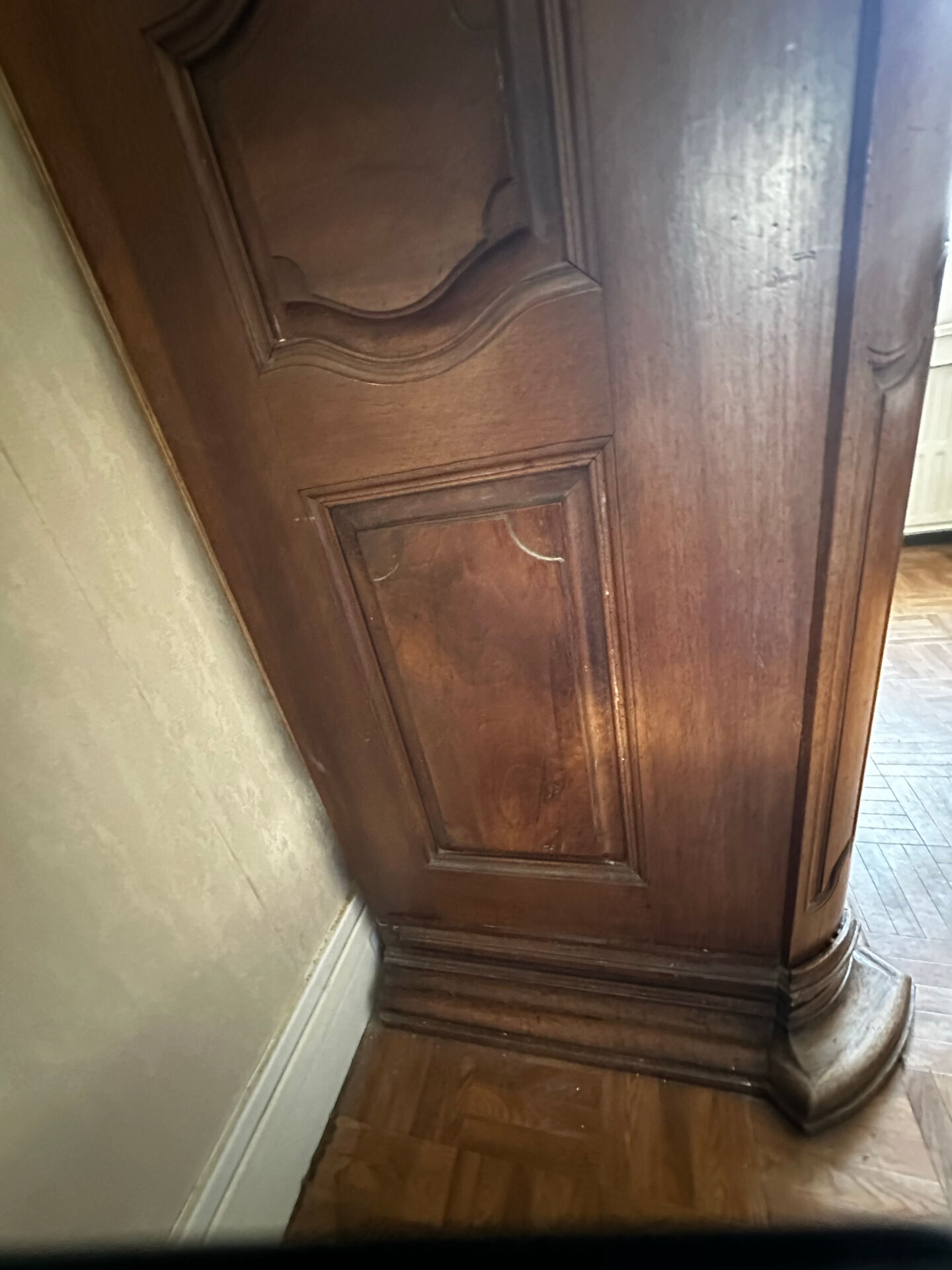 Large Alsatian Louis XV wardrobe in solid walnut – 18th century