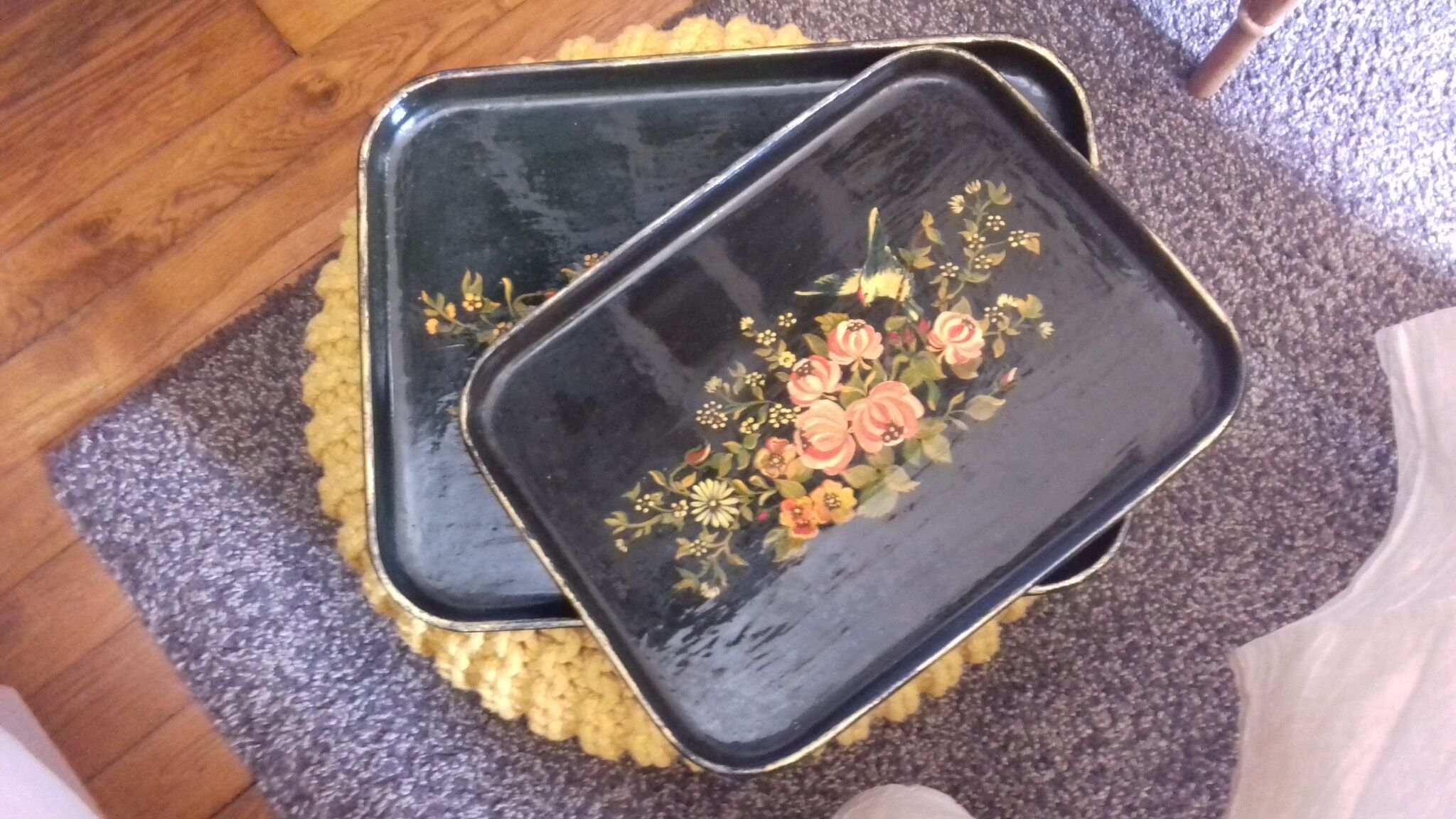 Black wooden tray with gilding and Russian motifs painted with red and green flowers