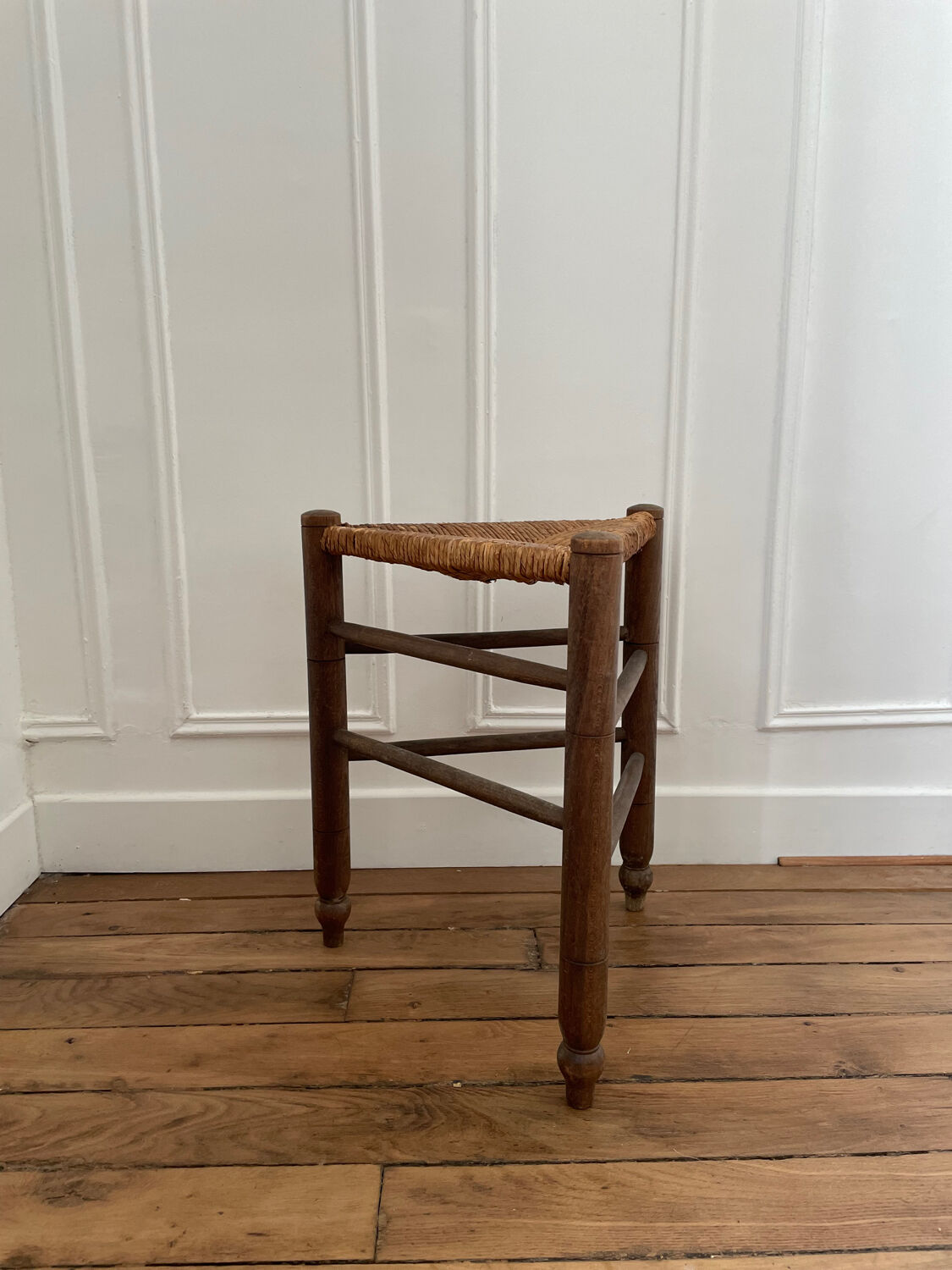 Tabouret tripode en paille