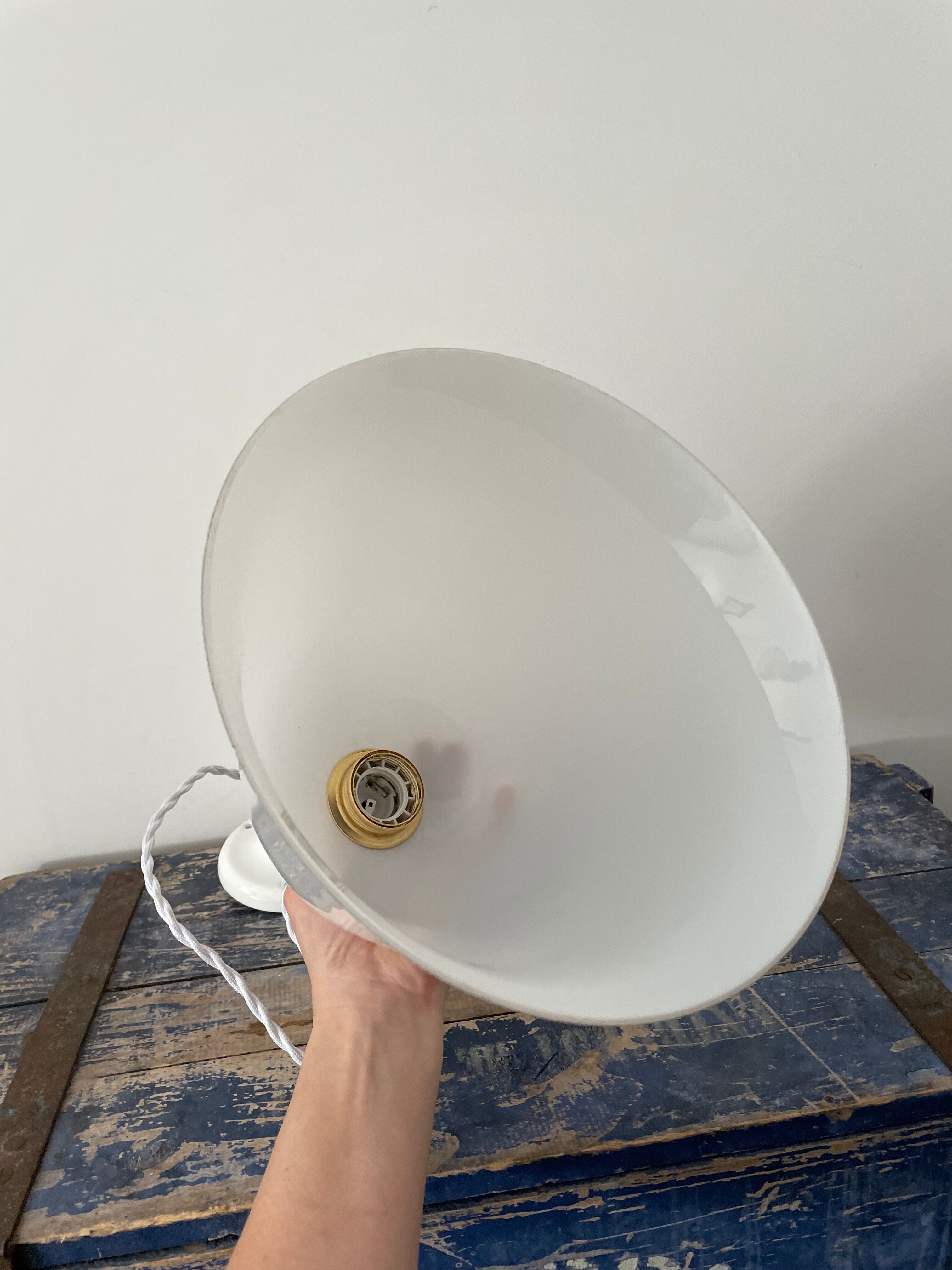 Vintage suspension in electrified white opaline to nine