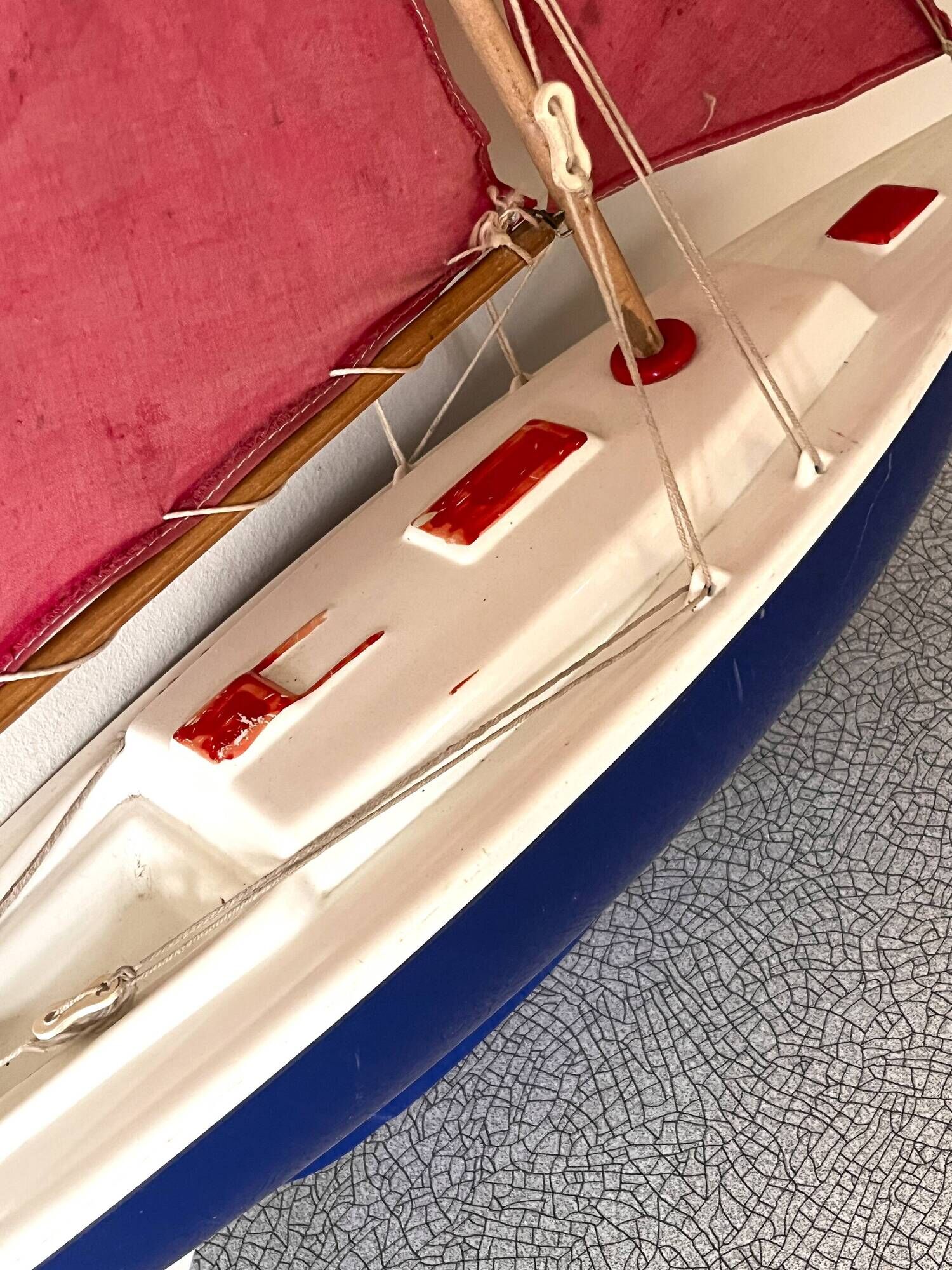 F27 VP50 basin sailboat from the French brand Giraud Sauveur.
