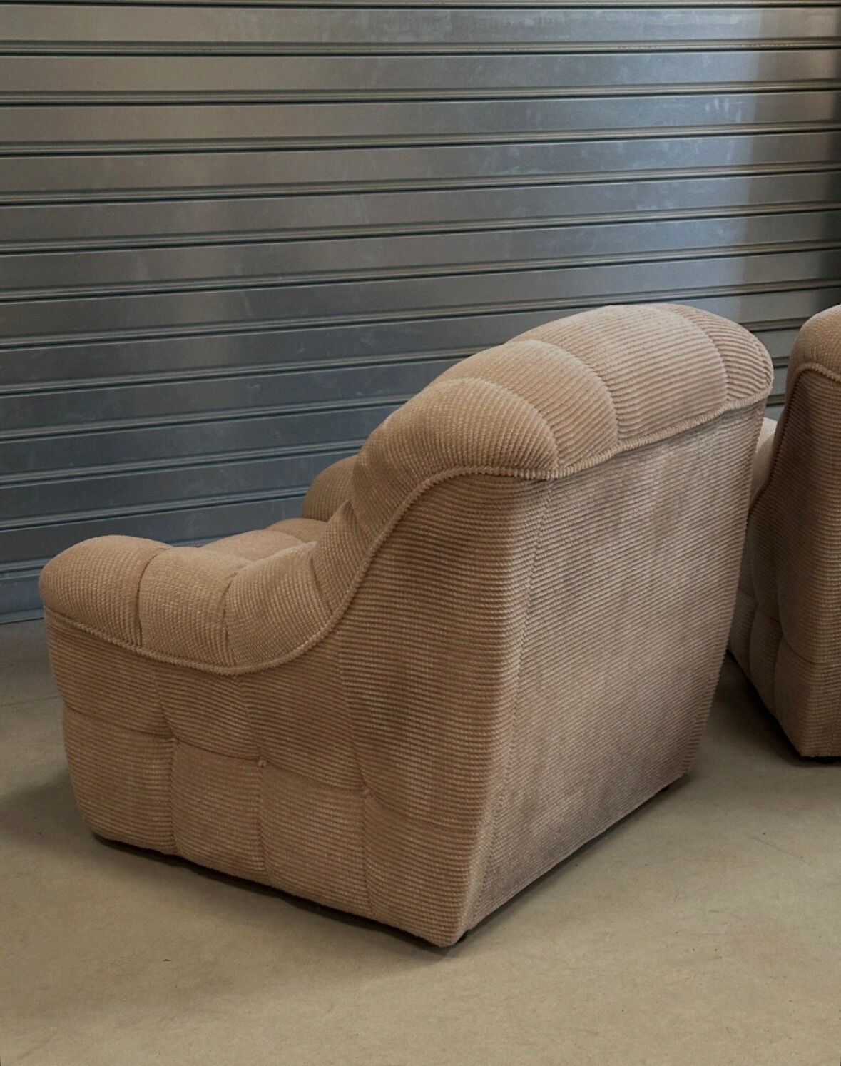 Paire de fauteuils vintage sculpturaux en tissu chenillé côtelé beige