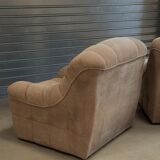 Paire de fauteuils vintage sculpturaux en tissu chenillé côtelé beige