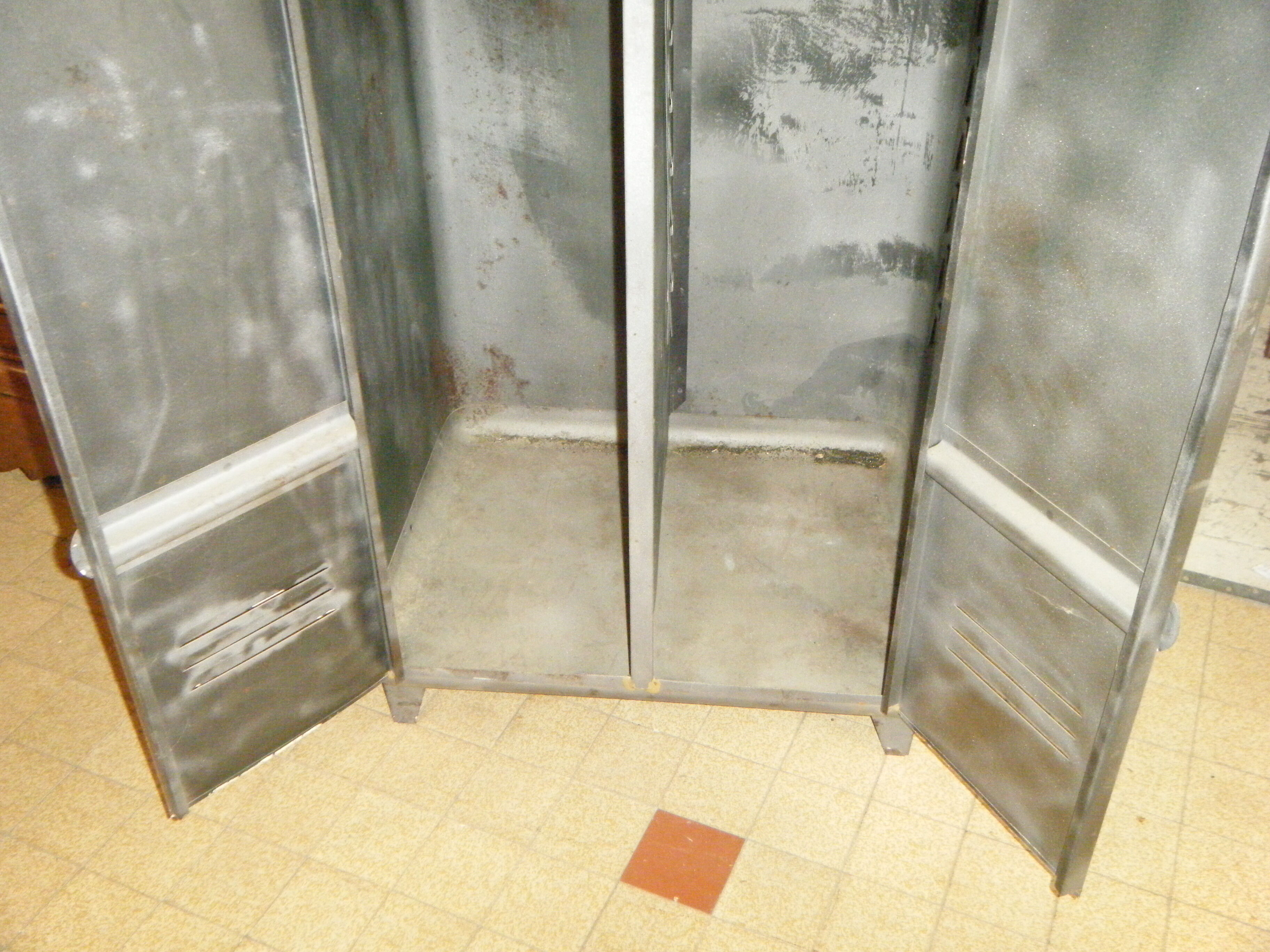 Cloakroom steel rounded corners