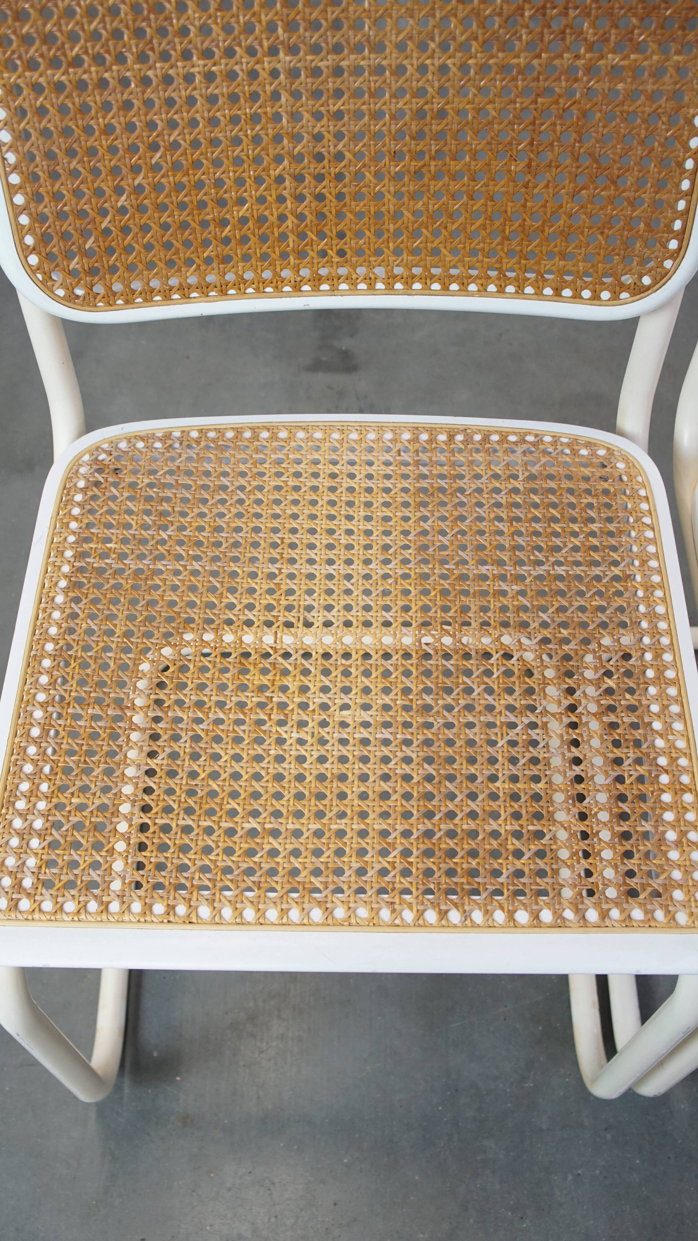 Lot de 4 chaises de salle à manger blanches au design vintage dans le style de Marcel Breuer avec assise en osier