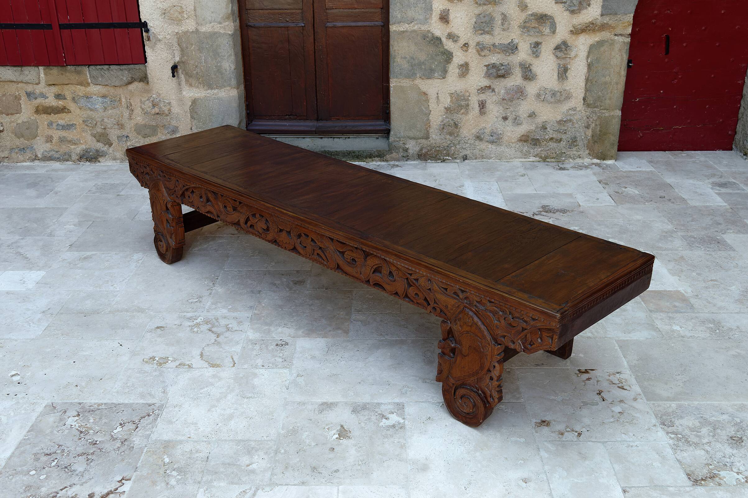 Important Indonesian bench in carved wood, Early 20th century
