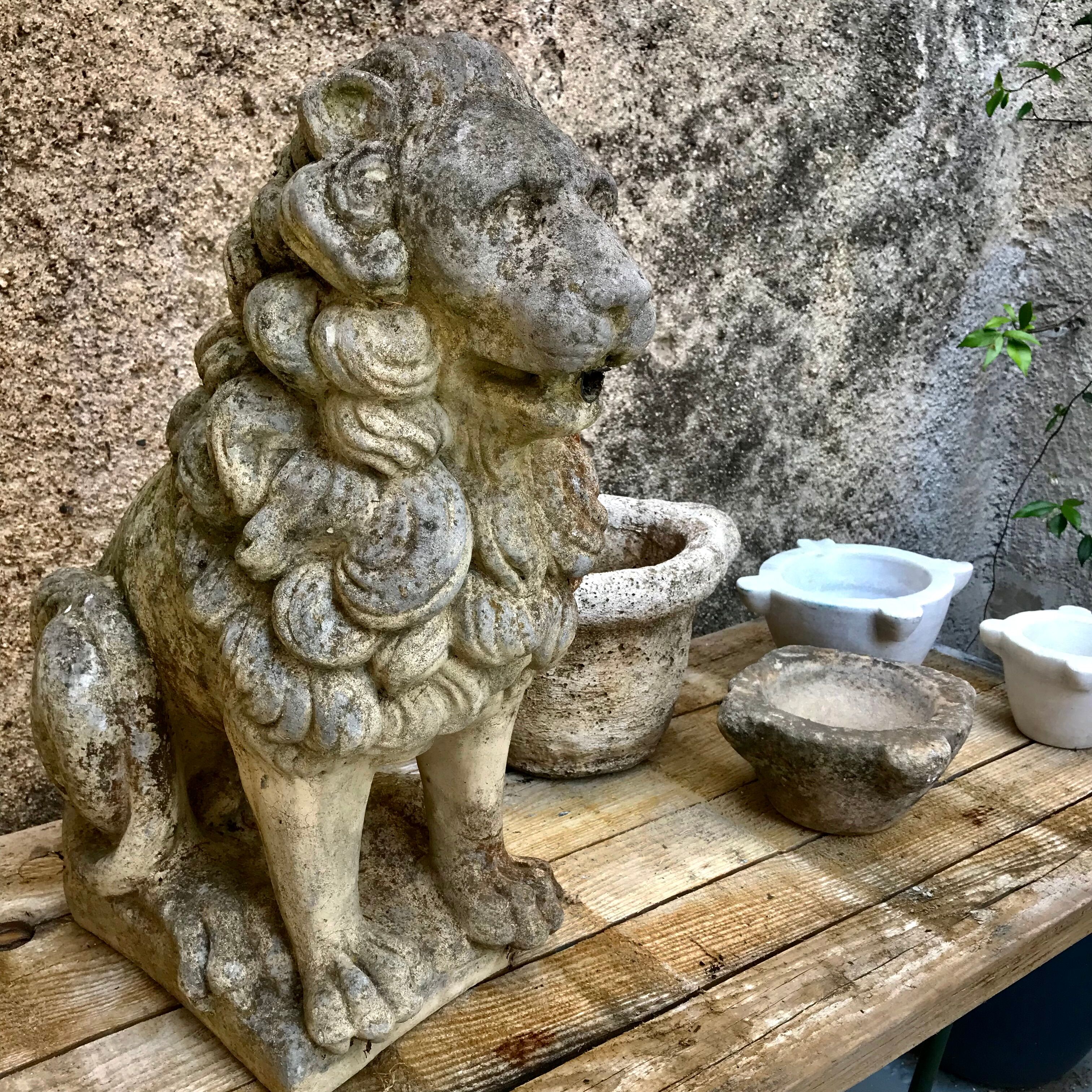 Fountain statue Lion stone reconstituted