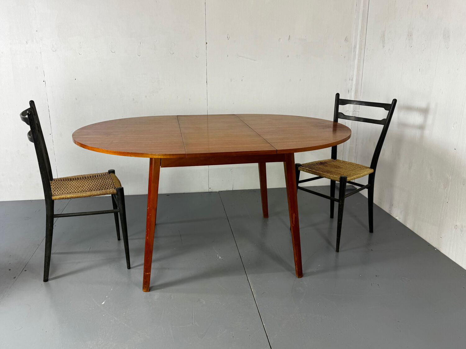 Table à manger ronde extensible moderniste danoise du milieu du siècle, 19