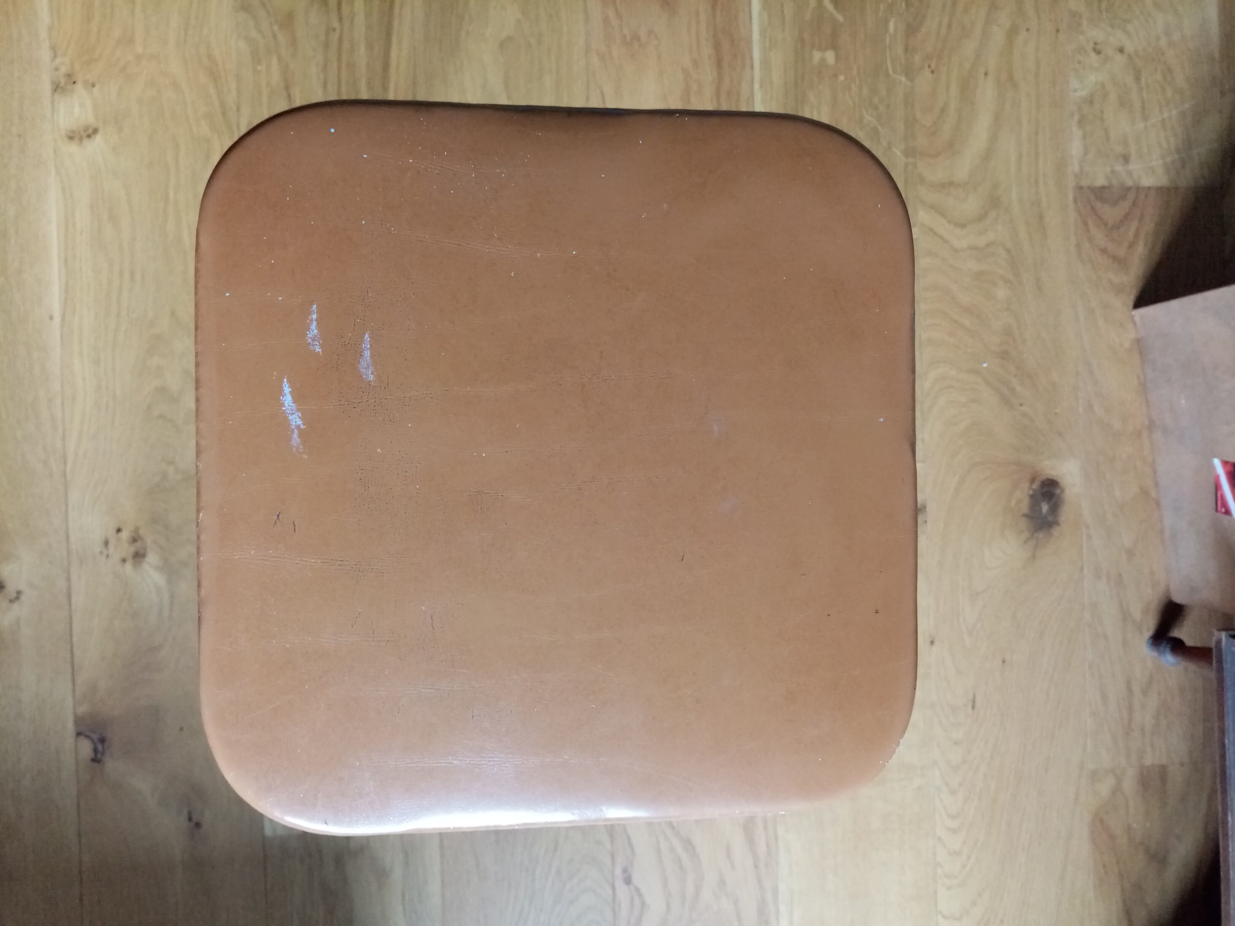 Caramel skaï stool and tapered feet in chrome metal