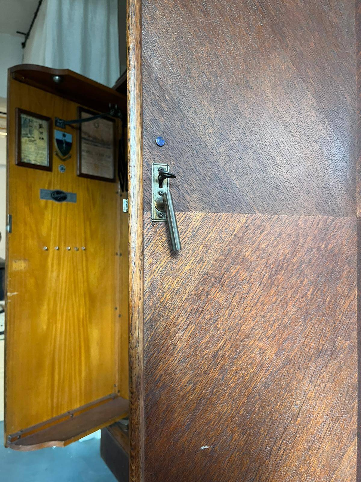 Armoire cabine anglaise en acajou de marque Compactom pour homme