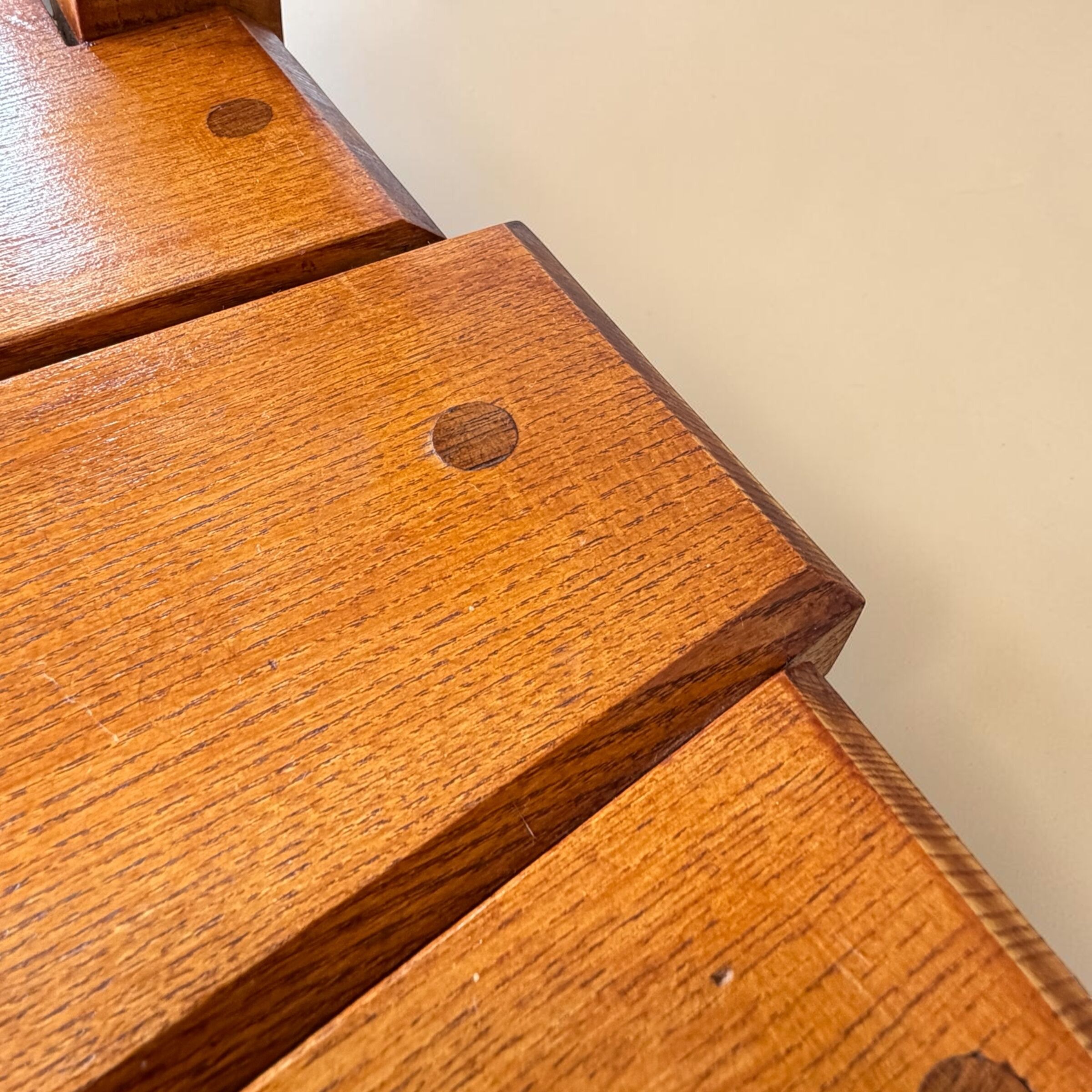 Chairs in solid elm